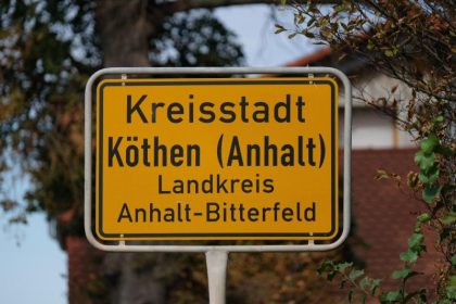 Mysteriöser Gasgeruch: Brennende Autos in Köthen kurz vor Trauer-Demo