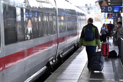Auf Klassenfahrt nach Berlin: Drei Mädchen von “Schwarzfahrer” im ICE begrapscht und gezwickt
