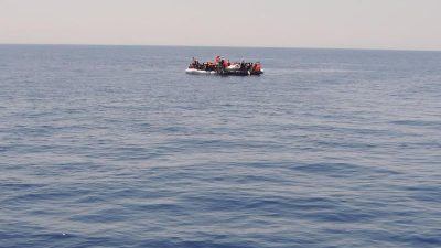 Italienische Marine rettet hundert Menschen aus Seenot im Mittelmeer