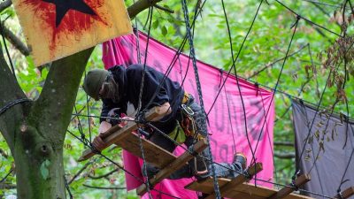 Hambacher Forst: Radikale Aktivisten attackieren Polizisten – Räumung der illegalen Baumhäuser steht bevor