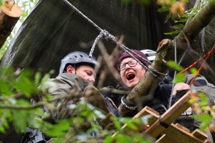 Proteste und Polizeieinsatz im Hambacher Forst gehen weiter – Feuerwehr prüft unterirdische Gänge