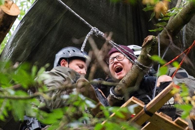 Proteste und Polizeieinsatz im Hambacher Forst gehen weiter – Feuerwehr prüft unterirdische Gänge