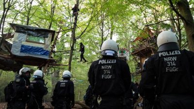 Hambacher Forst: Polizei räumt weiter – Bewohner widersetzen sich