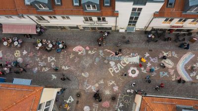 Zeichen für Toleranz: Köthener malen Innenstadt bunt an