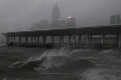 „Mangkhut“ wütet nun an der Küste von China – Hongkong kommt fast vollständig zum Stillstand