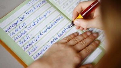 NRW stoppt „Schreiben nach Gehör“ – Grundschulen lehren ab Herbst wieder „richtig schreiben“