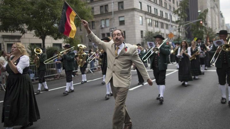 New Yorker feiern in Lederhosen und mit Blasmusik ihre deutschen Traditionen