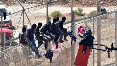 Gericht in Ceuta setzt Abschiebungen von Minderjährigen aus – Migranten dringen in Melilla ein