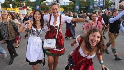 Festgelände öffnet: Tausende strömen zum Oktoberfest