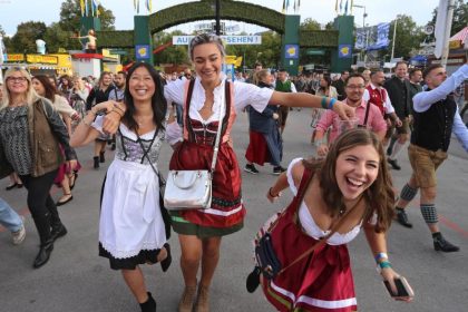 Festgelände öffnet: Tausende strömen zum Oktoberfest