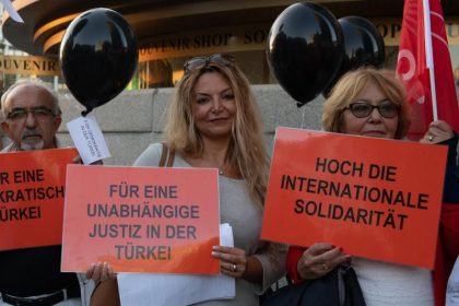 Steinmeier begrüßt Erdogan mit militärischen Ehren – Demos in Berlin