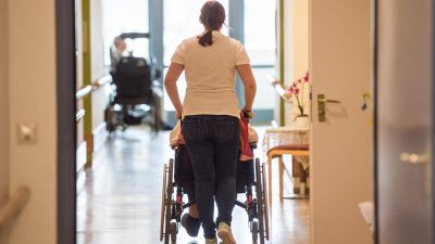 „Griff in die ideologische Mottenkiste“: SPD-Fraktion fordert Renditebegrenzung für Pflegeheimbetreiber