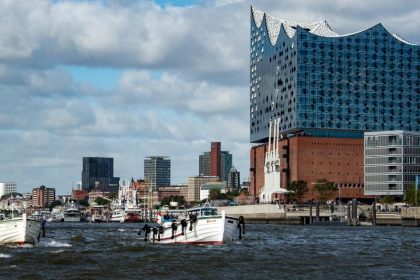 Für Welterbetitel: Boote umrunden Elbphilharmonie