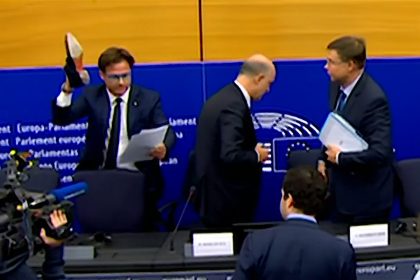 Bizarrer Schuh-Protest von Lega-Politiker gegen EU-Kommission – EU-Kommissar nennt Ciocca „Faschisten“