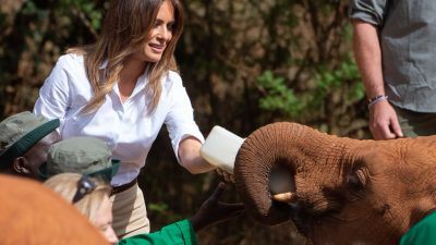 Melania Trump gibt Elefantenjungen die Flasche