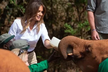 Melania Trump gibt Elefantenjungen die Flasche