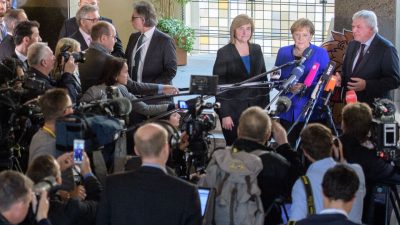 Merkel besucht Rechtsunterricht für Flüchtlinge