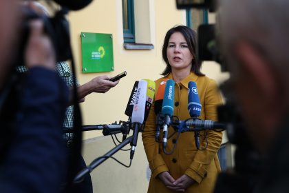 Baerbock sieht in Volksparteien eine Gefahr für die Demokratie