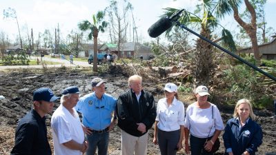 Trump besucht von Hurrikan „Michael“ betroffene Gebiete