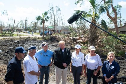 Trump besucht von Hurrikan „Michael“ betroffene Gebiete