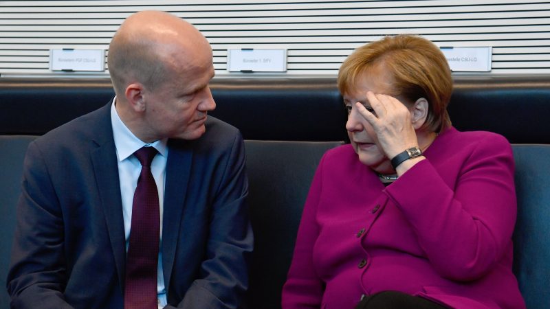 Brinkhaus begrüßt Verbleib Merkels an der Regierungsspitze