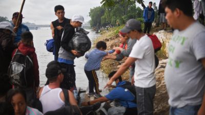 Mexiko lässt dutzende Frauen und Kinder aus Honduras ins Land