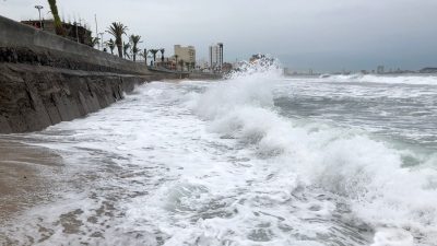 Hurrikan „Willa“ trifft mit starkem Wind und Regen auf Mexikos Pazifikküste