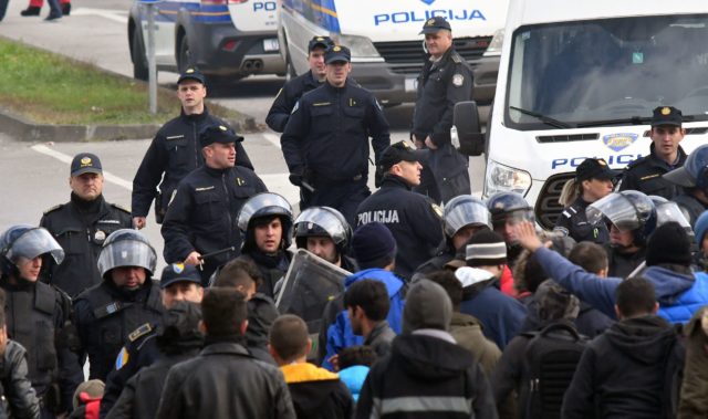 Sturm auf kroatische Grenze: 300 Migranten versuchen Durchbruch zur EU – Mehrere Verletzte