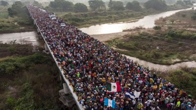 Hunderte Migranten aus Honduras beginnen Marsch Richtung USA
