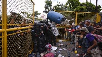 Mexikanische Grenze: Migranten stürmen Polizeisperre und schmeißen mit Steinen auf die Beamten