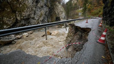 Videos: Unwetter sorgen für Chaos – Festung Salzburg: Teile des Dachs abgedeckt – Pizza im Wasser