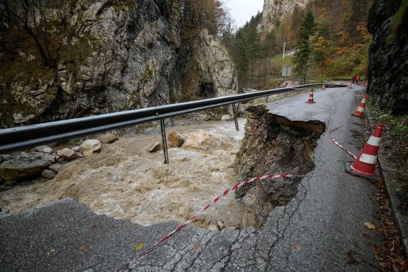Videos: Unwetter sorgen für Chaos – Festung Salzburg: Teile des Dachs abgedeckt – Pizza im Wasser
