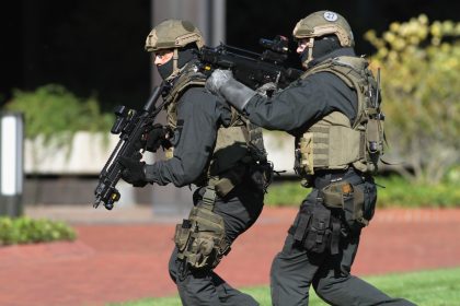 Sondereinsatz im Raum Mannheim: Drei Festnahmen und eine vollautomatische Waffe