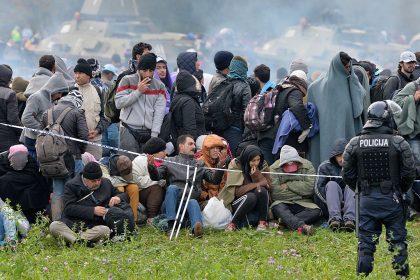 Hundert Migranten harren über Nacht an Grenze zu Kroatien aus – Zusammenstöße mit bosnischer Polizei