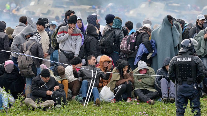 Hundert Migranten harren über Nacht an Grenze zu Kroatien aus – Zusammenstöße mit bosnischer Polizei