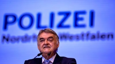 „Völlig indiskutabel“: Innenminister Reul zur Mob-Attacke auf Polizisten in Hamm – Verdächtige wieder frei