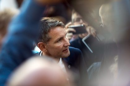 Martin Sonneborn kommt als Hitler-Attentäter Stauffenberg zu Höcke-Lesung