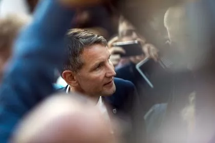 Martin Sonneborn kommt als Hitler-Attentäter Stauffenberg zu Höcke-Lesung