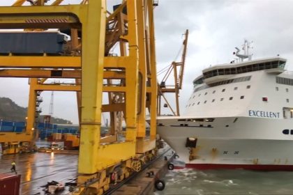 Fähre stößt Kran um und entfacht Feuer im Hafen von Barcelona