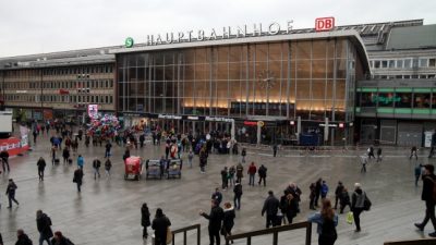 „Allahu Akbar“ am Kölner Hauptbahnhof – Männer in langen Gewändern von Polizei überwältigt