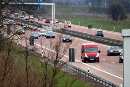 Exhibitionist auf der Autobahn ruft Polizei auf den Plan