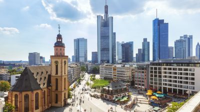An die 10.000 Menschen fordern in Frankfurt am Main: „Bezahlbarer Wohnraum für alle“