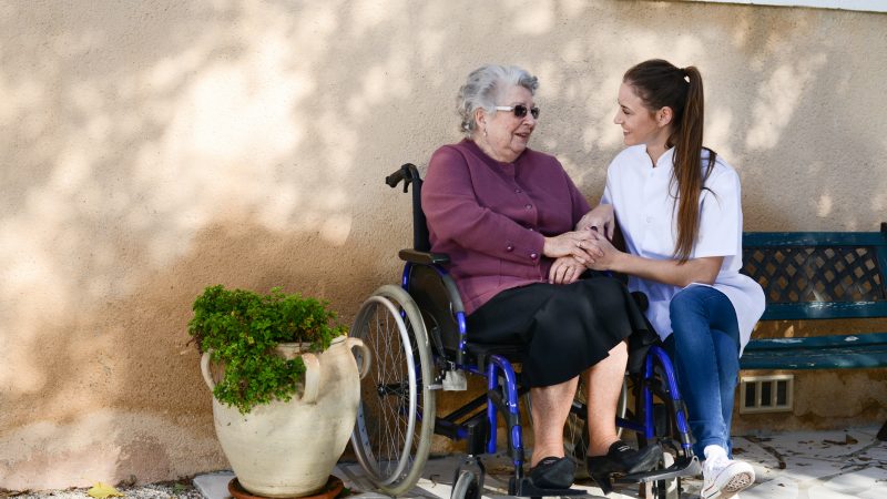 Pflegezeit und Pflegegeld: VdK fordert Entlastung pflegender Angehöriger