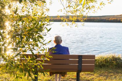 Graz: Wiederholungstäter (29) überfällt Seniorin (78) nachmittags im Park – Opfer musste ins Krankenhaus