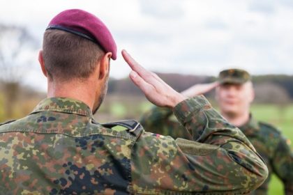 Soldaten ziehen gegen COVID-Impfung vor Gericht