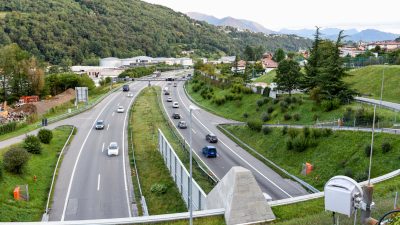 Auf der Autobahn A2 in der Nähe von Sigirino: Deutscher Reisebus verunglückt, 13 Verletzte