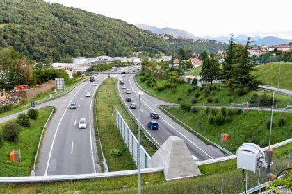 Auf der Autobahn A2 in der Nähe von Sigirino: Deutscher Reisebus verunglückt, 13 Verletzte