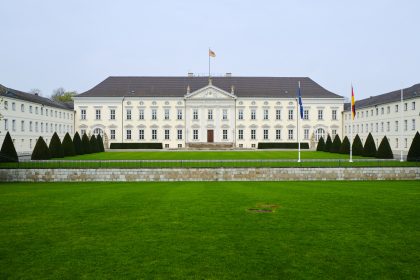 Steinmeier verleiht Bundesverdienstkreuze an bekannte Künstler