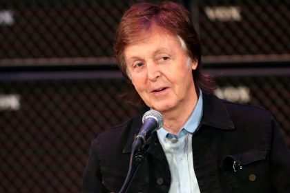 Paul McCartney radelt in ein Hochzeitsfotoshooting