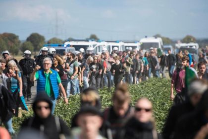 Veranstalter: Rund 50.000 Menschen bei erneuter Großdemonstration am Hambacher Forst